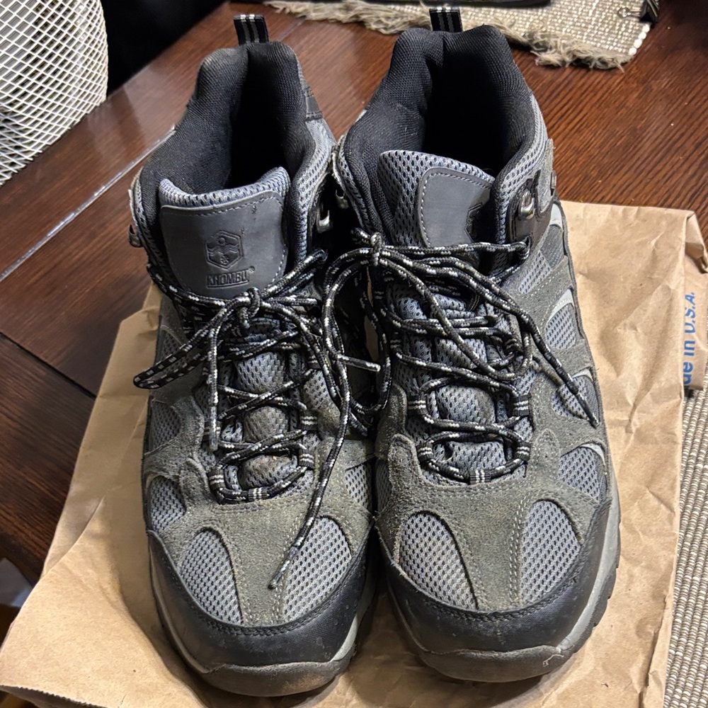 Khombu Men's Black and Gray Sneakers